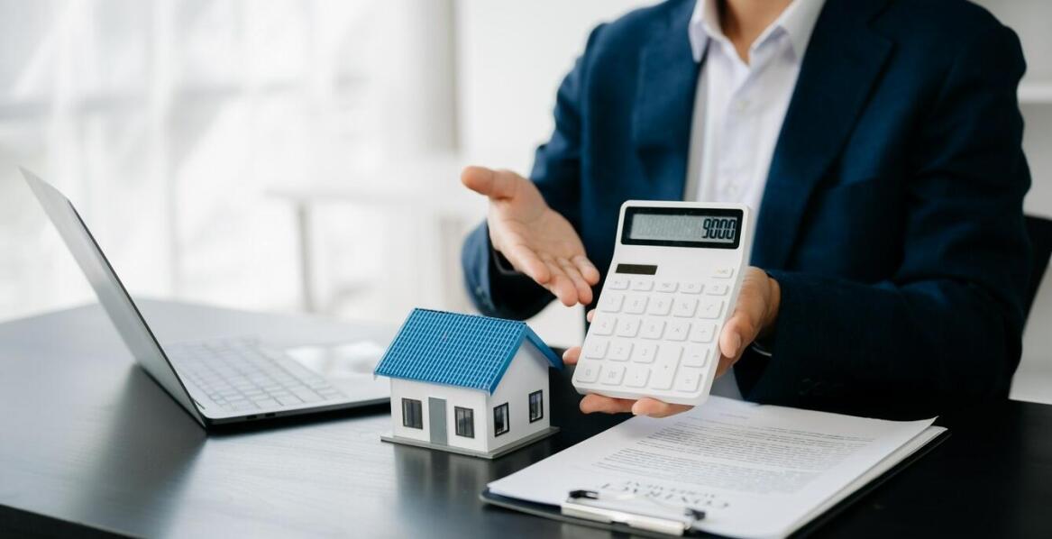 Jak biura nieruchomości wspierają w wycenie i sprzedaży nieruchomości?