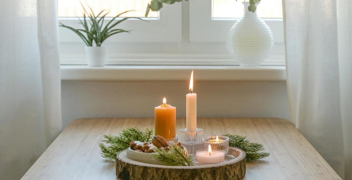 Kominek z gliny jako doskonałe tło dla świec sojowych z naturalnymi dodatkami