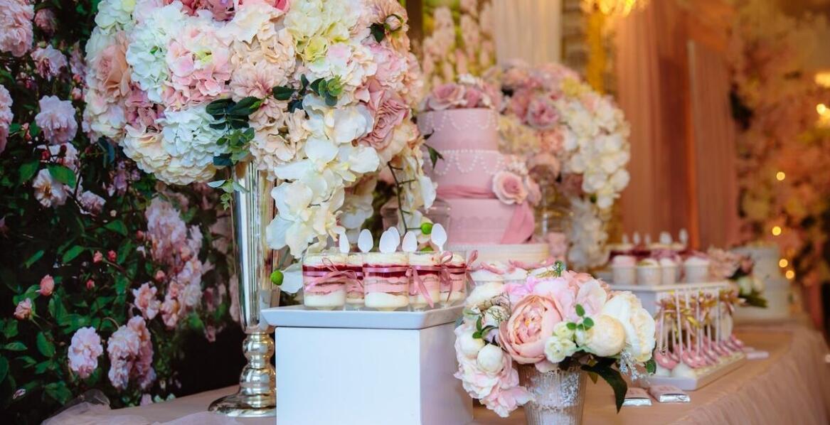 Słodkie bufety na wesela z cukierni jagiellońskiej – co wchodzi w skład oferty?