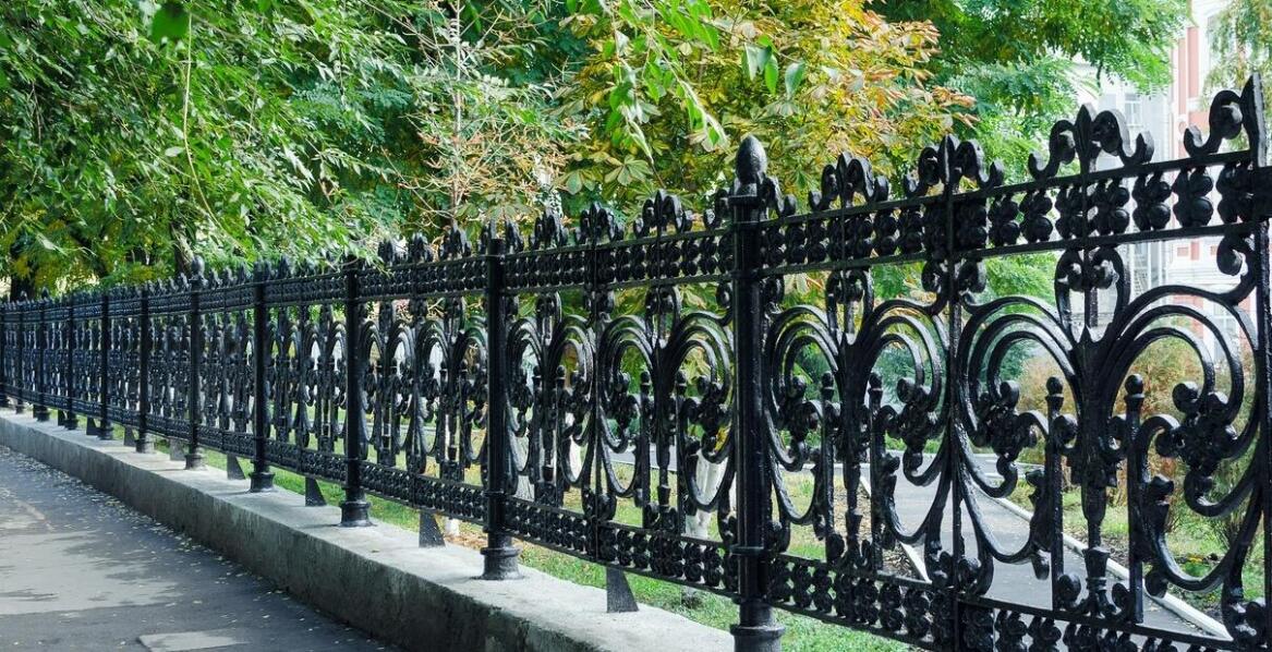 Jakie są korzyści z zastosowania odbojnic stalowych w przestrzeniach publicznych?