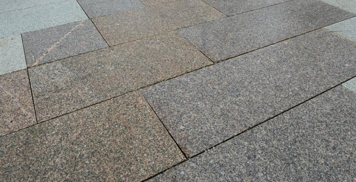 Jak płyty chodnikowe granitowe wpływają na komfort użytkowania schodów?