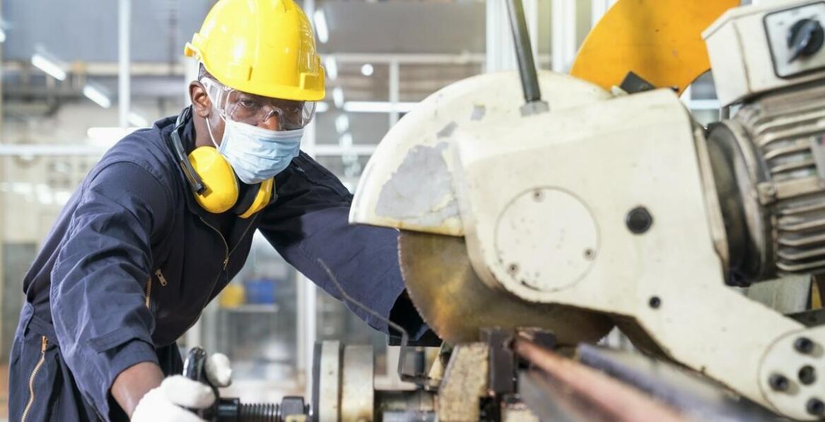 Bezpieczeństwo użytkowania maszyn do korowania drewna - kluczowe zasady