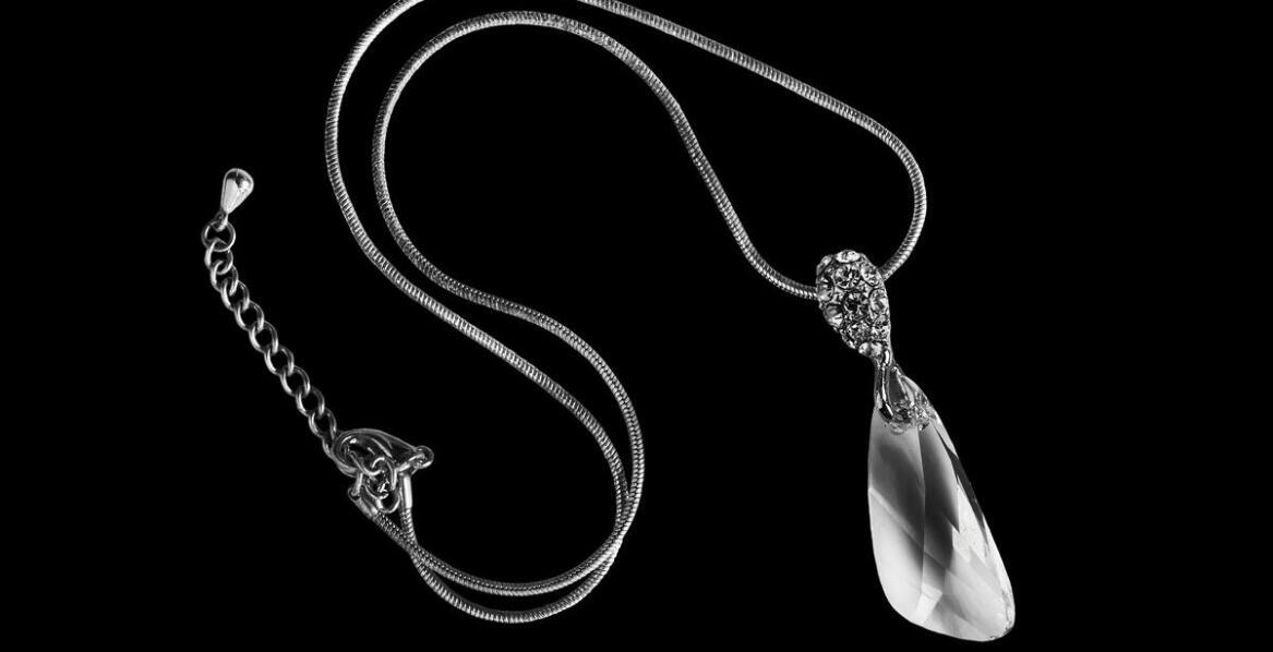 Symbolika kamienia noc kairu w biżuterii srebrnej