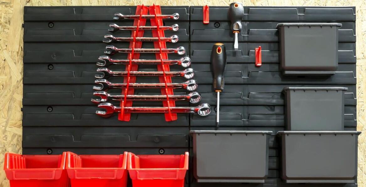 Jakie korzyści przynosi zastosowanie wieszaka narzędziowego?