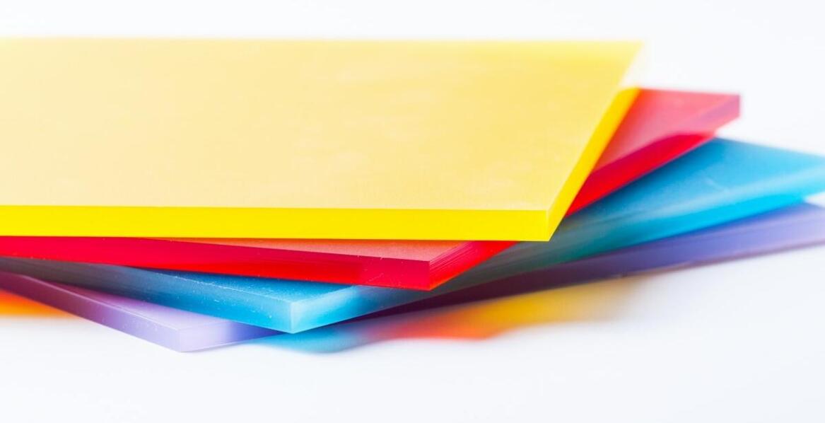 Nowoczesne technologie w druku wizytówek plastikowych - co warto wiedzieć?