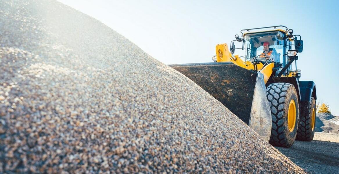 Efektywność transportu materiałów sypkich a zastosowanie profesjonalnych zgarniaczy