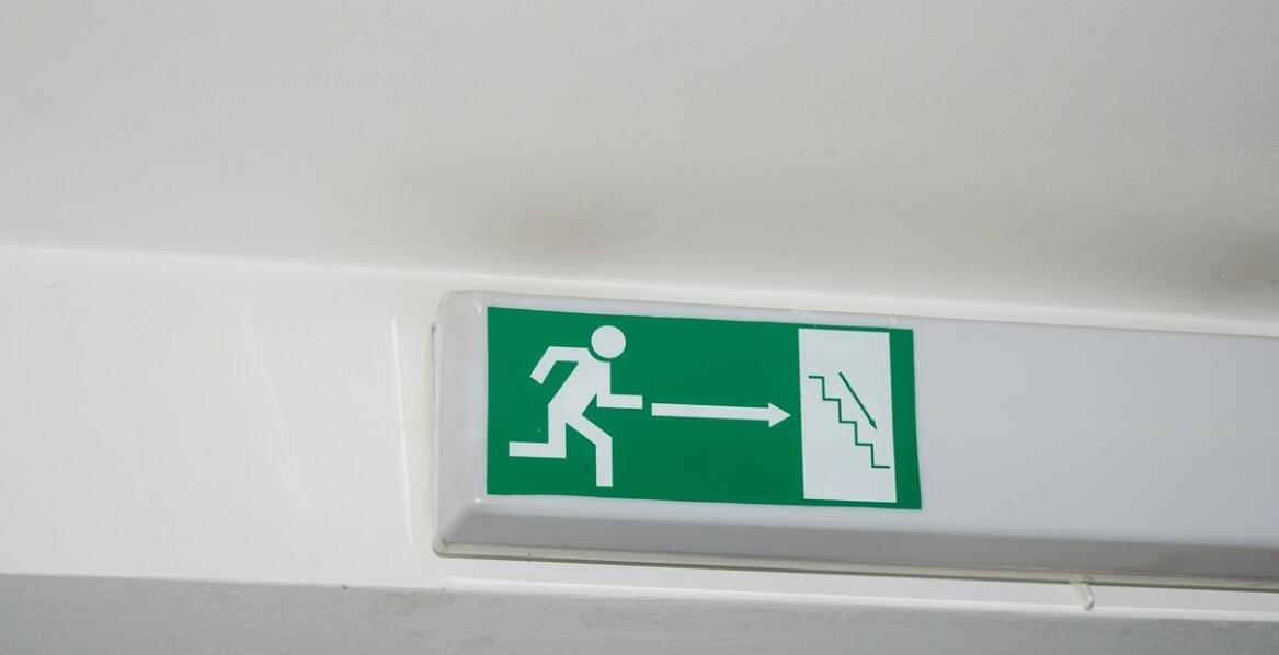 Jak skutecznie przygotować instrukcje ewakuacyjne zgodnie z normami PPOŻ?