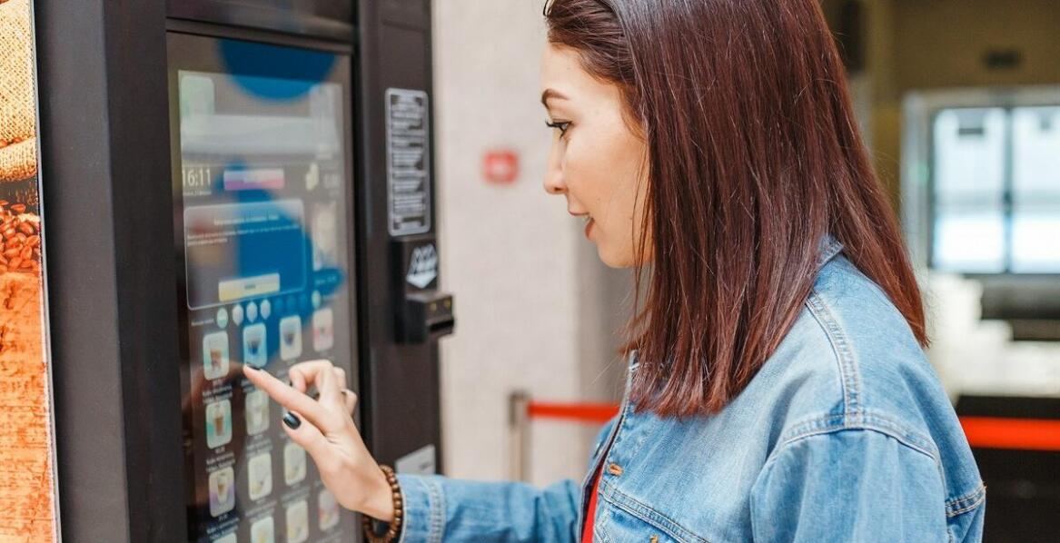 Jak kiosk multimedialny może wspierać zarządzanie kolejkami w miejscach o dużym natężeniu ruchu?