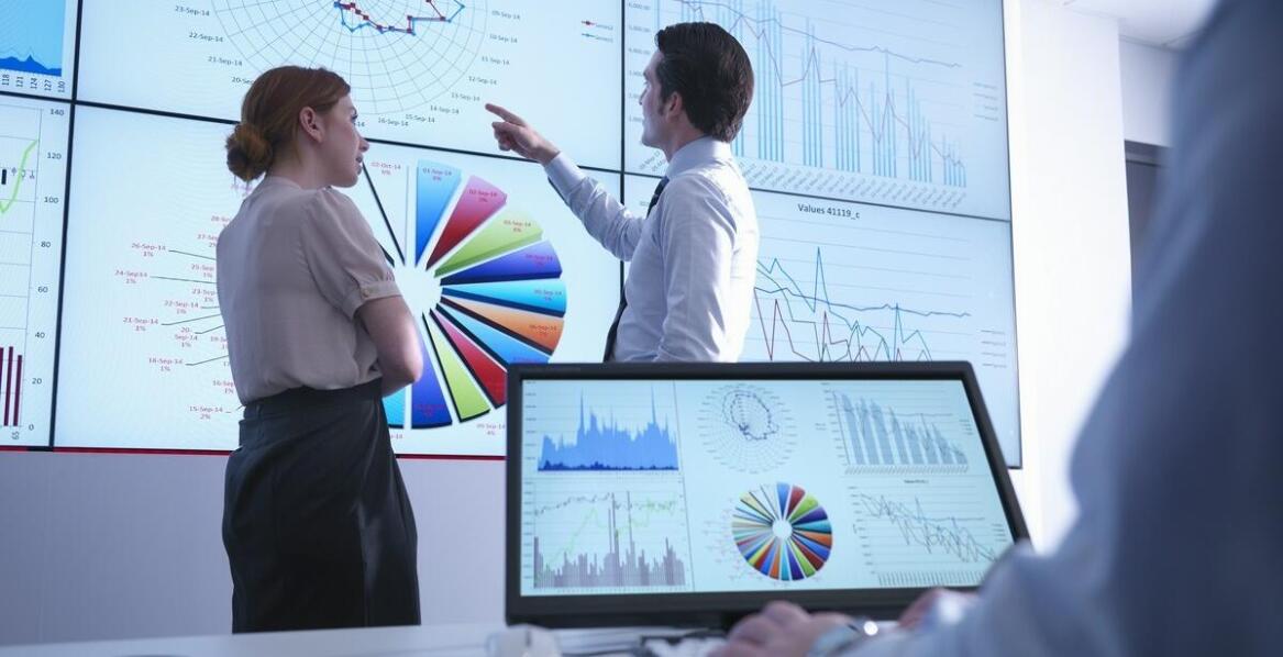 Integracja systemów do paletyzacji z liniami produkcyjnymi: co warto uwzględnić?