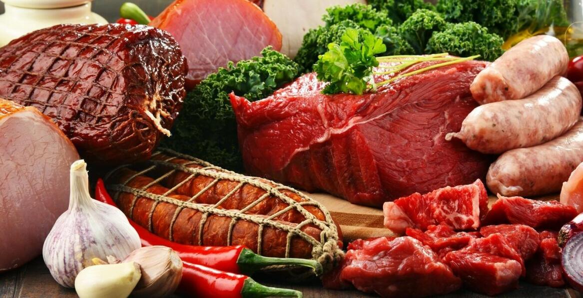 Jak bezpiecznie przejść na dietę BARF z surowym mięsem dla psa?