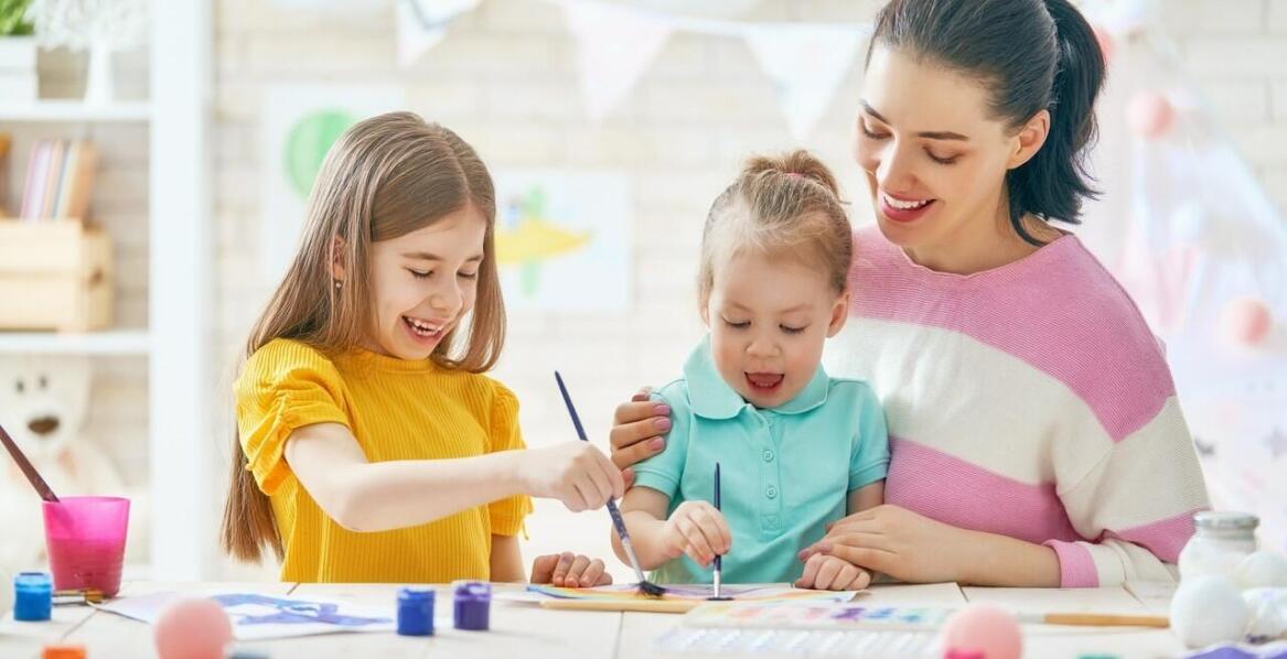 Jak zajęcia plastyczne w żłobku prywatnym rozwijają zdolności manualne dzieci?