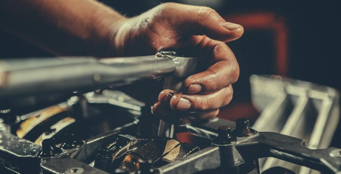 Jakie są różnice między tulejowaniem a innymi metodami naprawy?