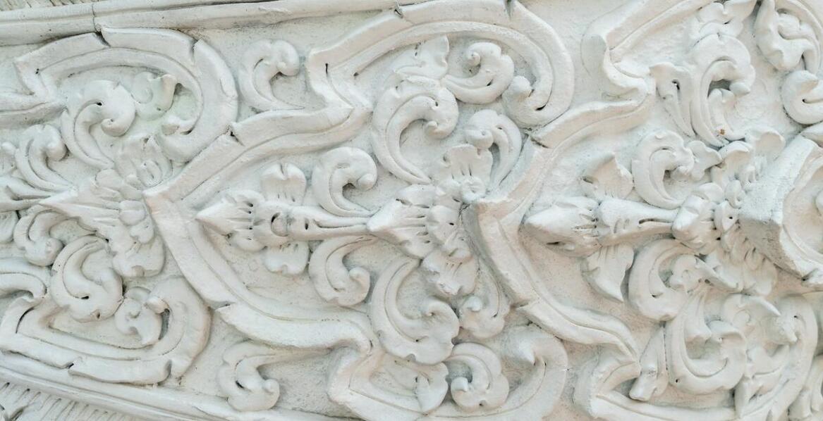 Jakie są zalety stosowania srebra płatkowego w renowacji architektonicznej?