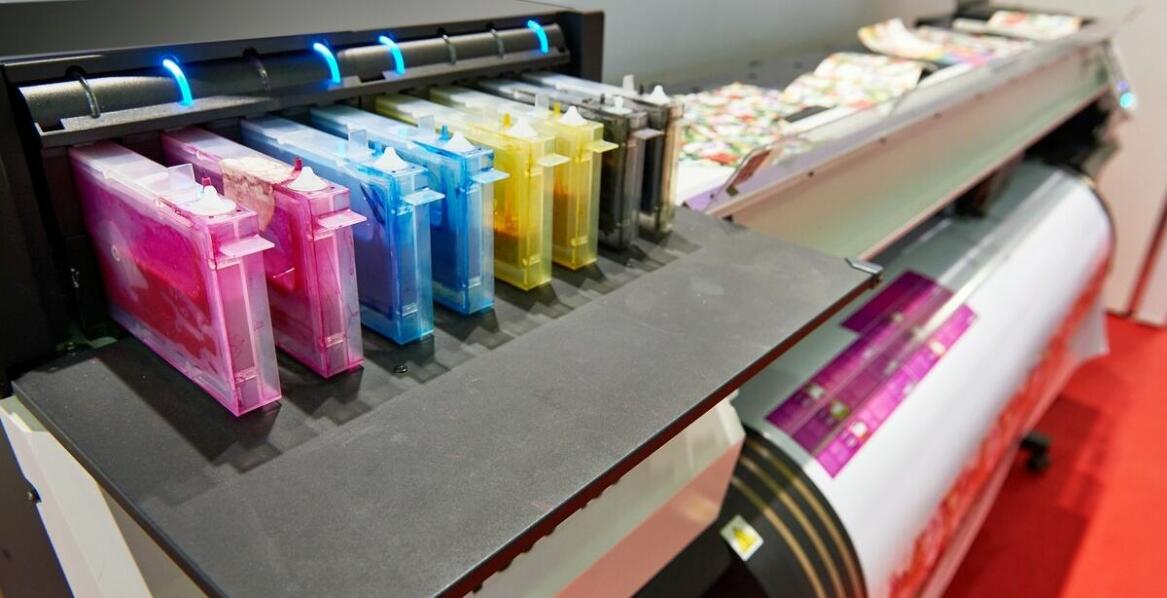 Jakie technologie druku są kluczowe w produkcji nowoczesnych materiałów reklamowych?