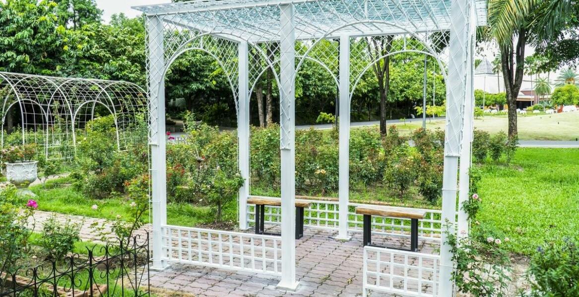 Jakie zastosowania ma drewno konstrukcyjne w projektach ogrodowych?