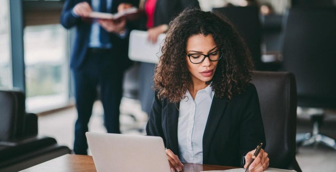 Jakie są korzyści z korzystania z usług adwokata w sprawach administracyjnych?