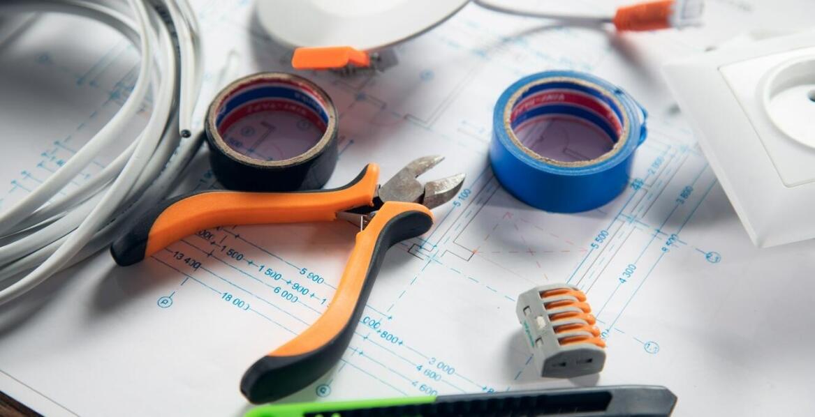 Jak hurtownia elektryczna ułatwia wybór odpowiednich komponentów do instalacji?