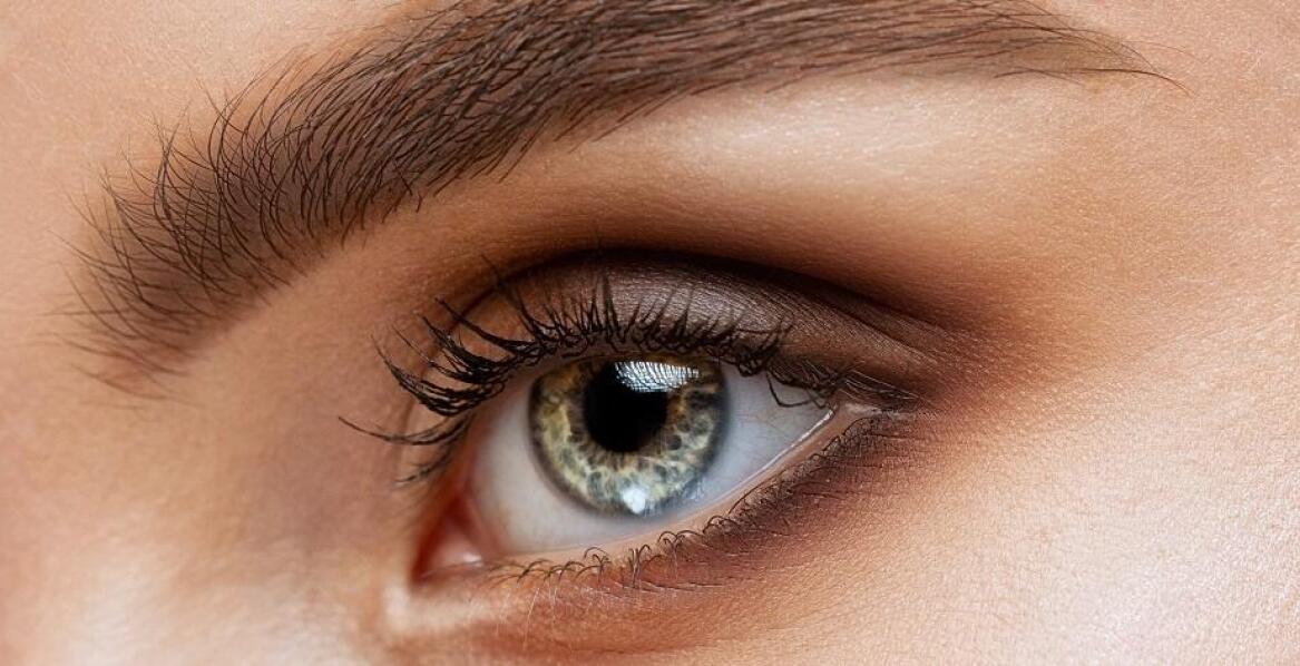 Jakie są różnice w technikach makijażu permanentnego brwi dla różnych typów skóry?