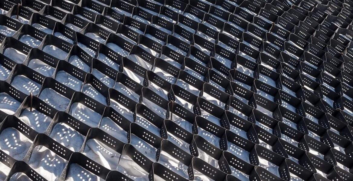 Jakie korzyści oferują geosiatki w kontekście ochrony przeciwpowodziowej?