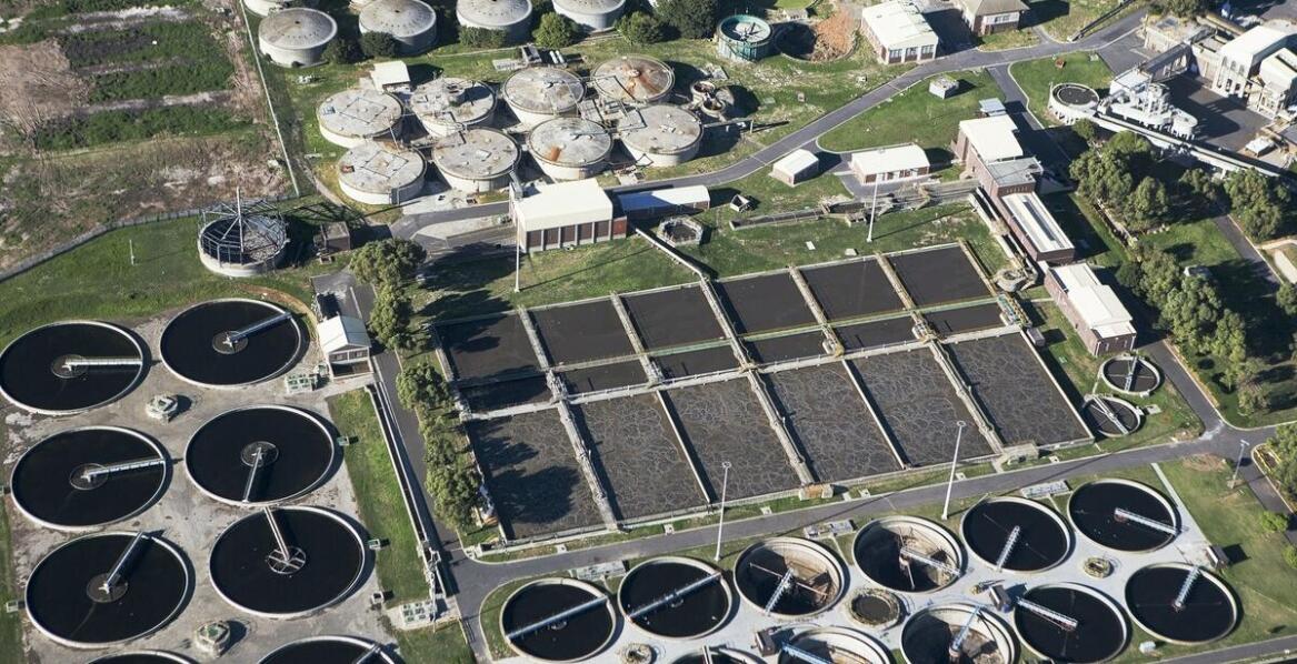 Rola zaawansowanego sprzętu w procesie czyszczenia przydomowych oczyszczalni ścieków