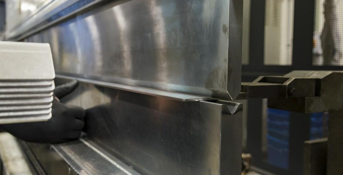 Wpływ gięcia CNC na efektywność produkcji w branży meblarskiej