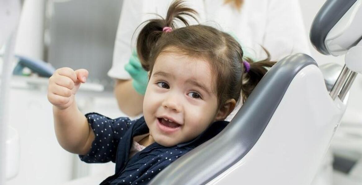 Bezstresowe wyrywanie zębów mlecznych w nowoczesnej klinice