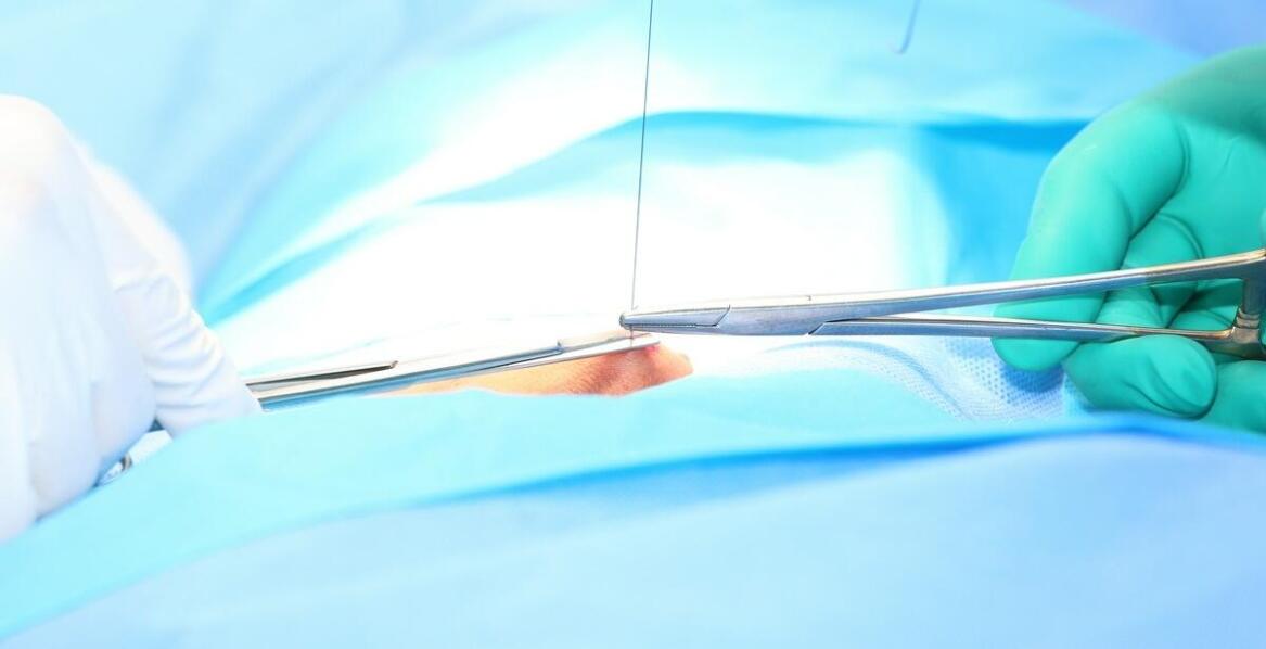 Operacja plastyczna uszu: jak poprawia proporcje twarzy?