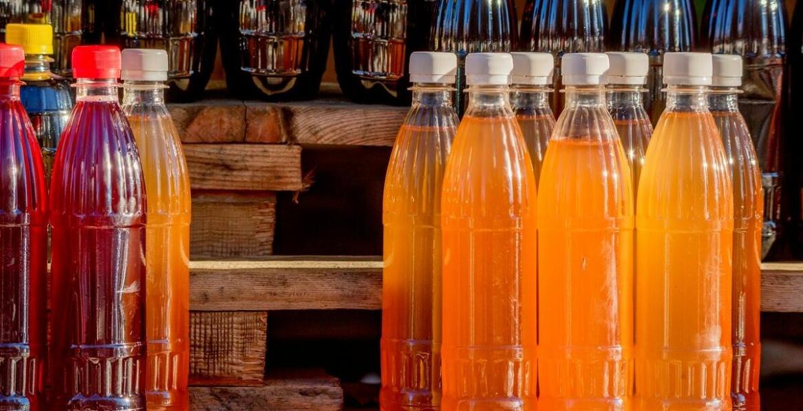 Jakie musy owocowe oferuje hurtownia napojów i dlaczego warto je zamówić?