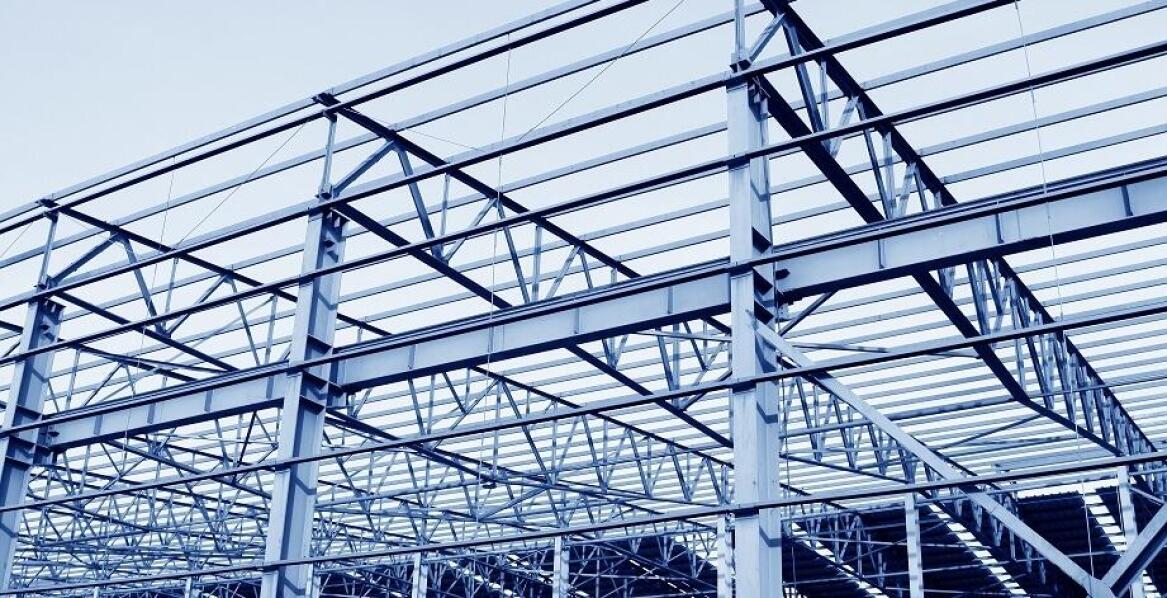 Jak producent hal stalowych może zoptymalizować koszty inwestycji budowlanych?