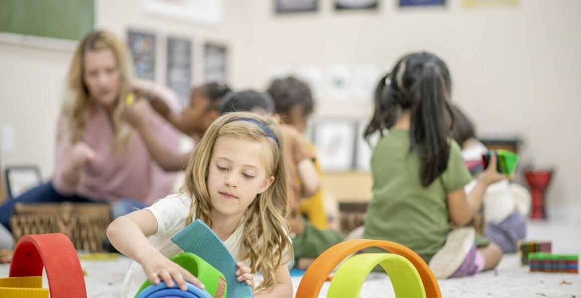 Jak wybrać odpowiednie materiały montessori do przedszkola?