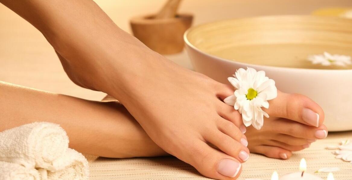 Jak pedicure specjalistyczny wspomaga leczenie schorzeń stóp