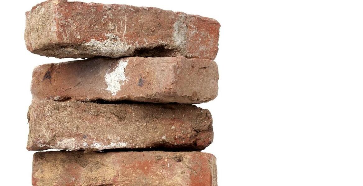 Stara cegła na ścianę w kontekście oszczędności energetycznej – co warto wiedzieć?