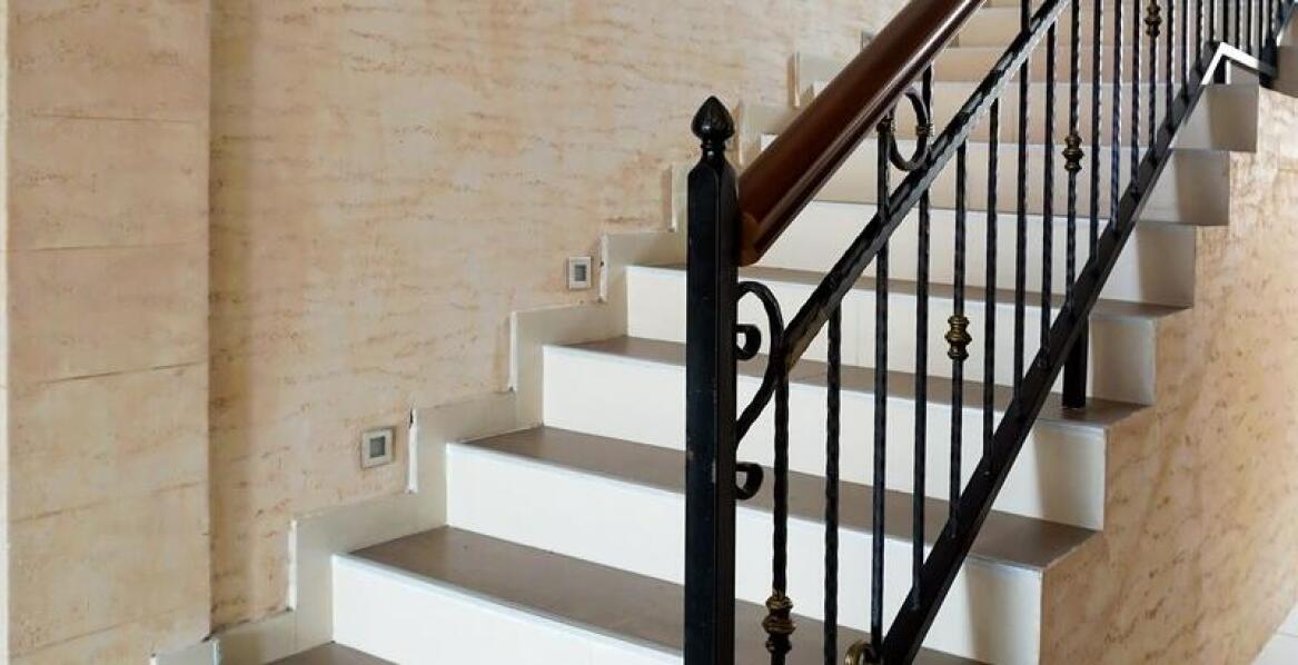 Jakie technologie stosowane są przy produkcji schodów z kamienia?