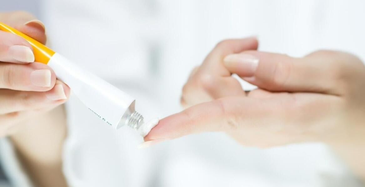 Różnice w działaniu maści siarkowej i innych preparatów dermatologicznych