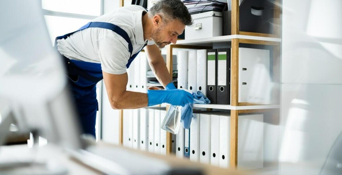 Jak profesjonalne usługi sprzątania wspierają przestrzeganie norm BHP?