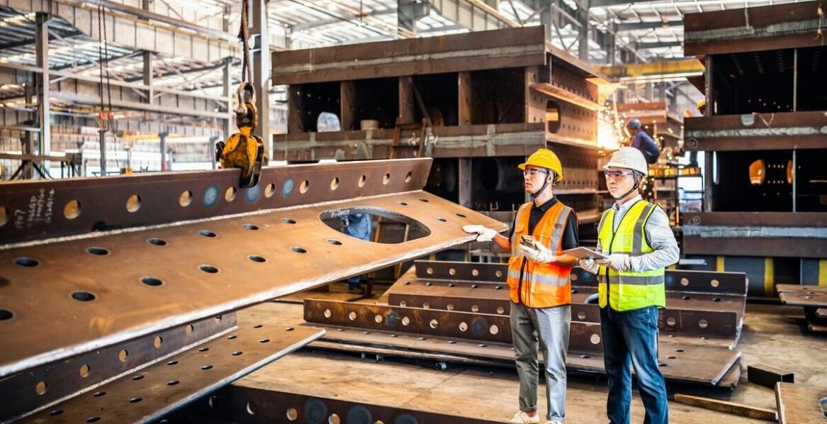 Jakie są kluczowe zalety współpracy z producentem konstrukcji stalowych?