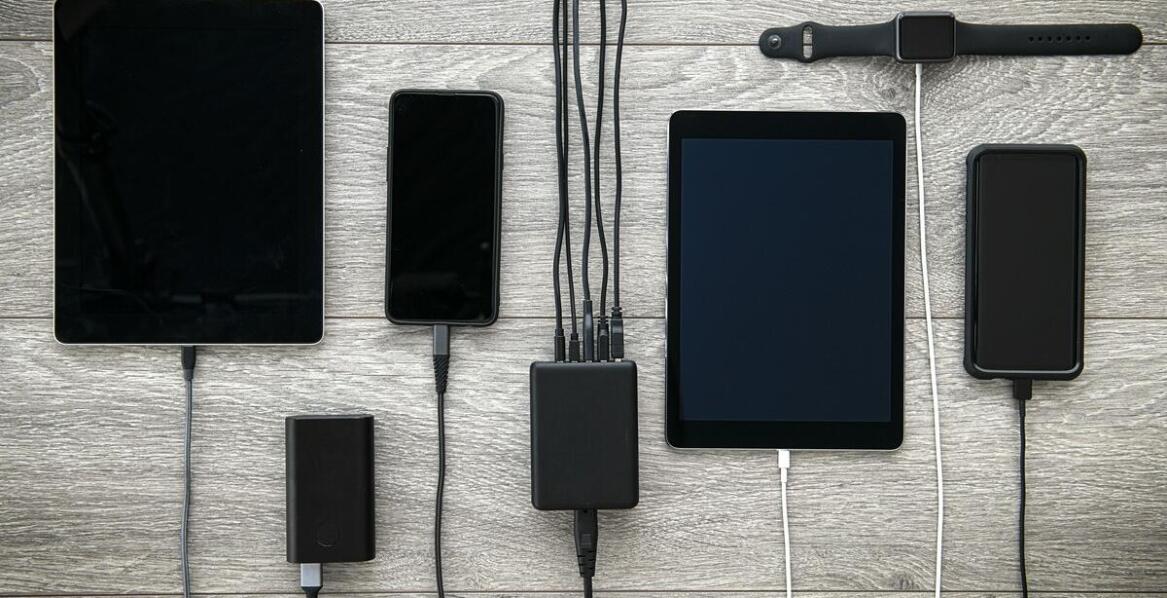 Jakie akcesoria GSM można znaleźć w sklepie z częściami do elektroniki?