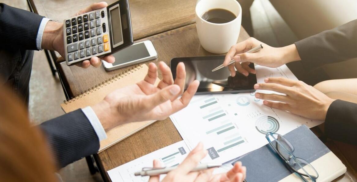 Jakie czynniki wpływają na cenę obsługi prawnej dla firm?