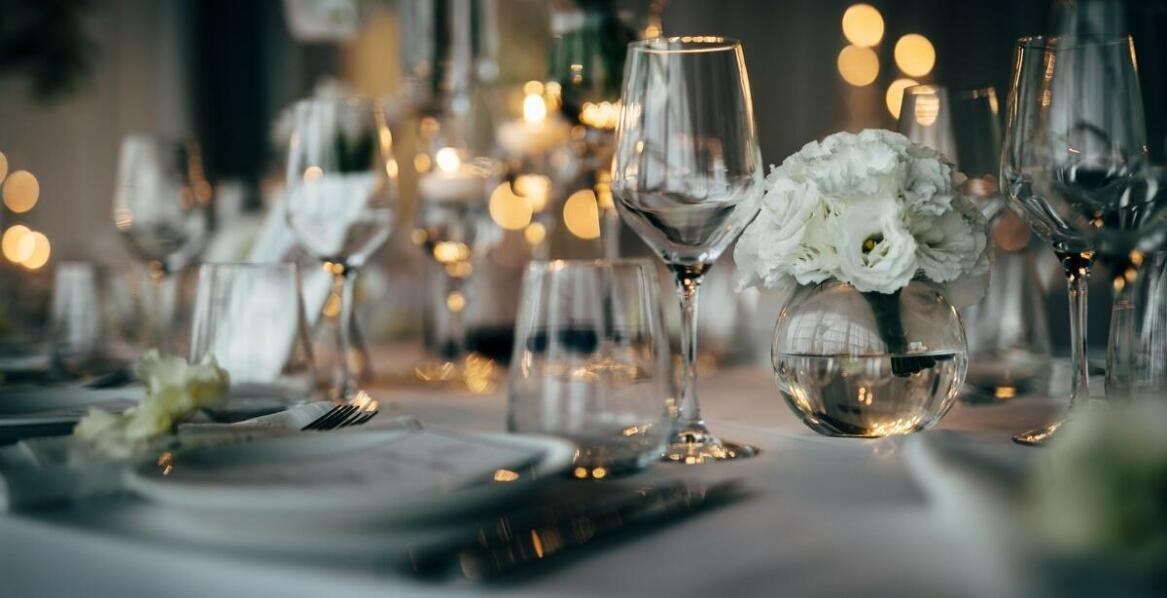 Catering na wesela: jak połączyć tradycję z nowoczesnością w Poznaniu?
