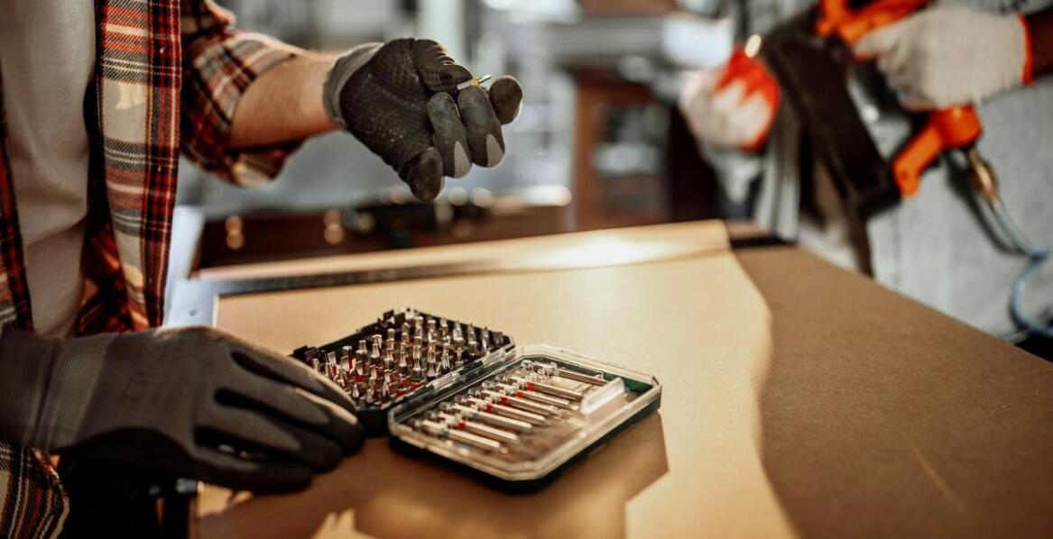 Jakie są kluczowe zalety serwisowania używanych maszyn stolarskich?