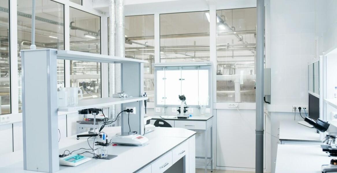 Jakie krzesła laboratoryjne wybrać do przestrzeni badawczej?