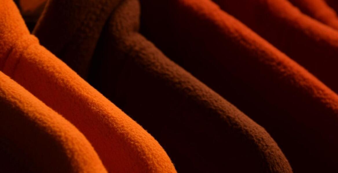 Jakie włókna najlepiej sprawdzą się w letnich dzianinach?