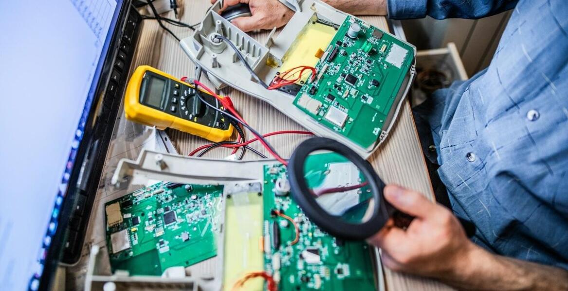 Naprawa sprzętu z lat 70-80: Jakie wyzwania napotykają serwisy?