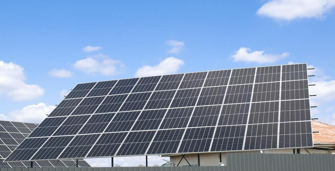 Porównanie efektywności systemów on-grid i off-grid z pompami ciepła