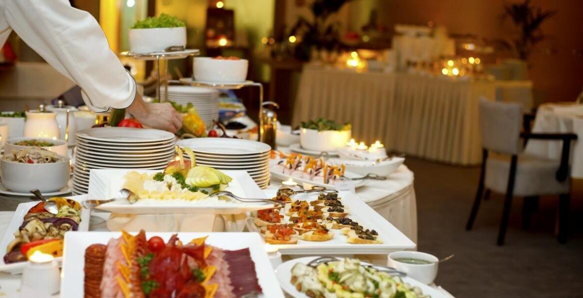 Jak zorganizować wyjątkową studniówkę w sali bankietowej? Porady i wskazówki