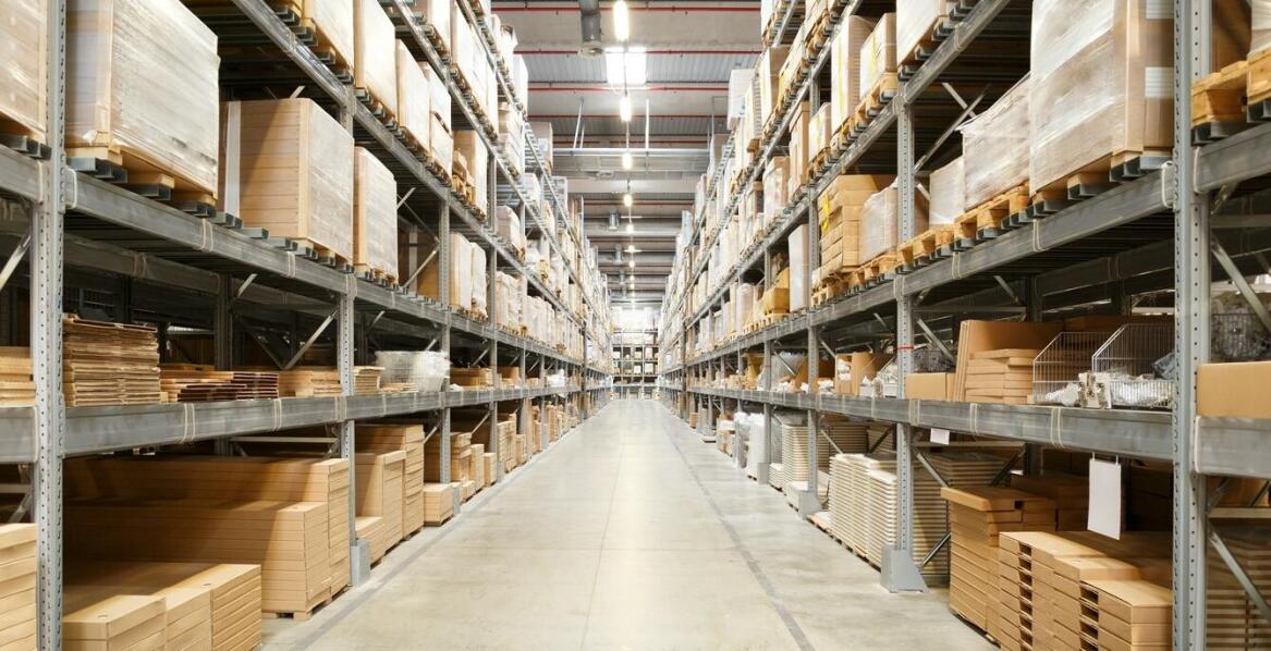 Regały magazynowe wysokiego składowania jako element optymalizacji logistyki