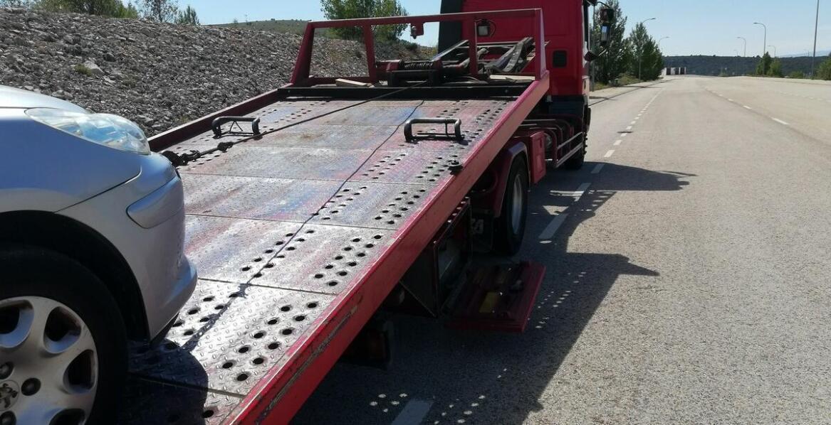 Co wyróżnia holowanie pojazdów osobowych przez pomoc drogową Ostroróg?