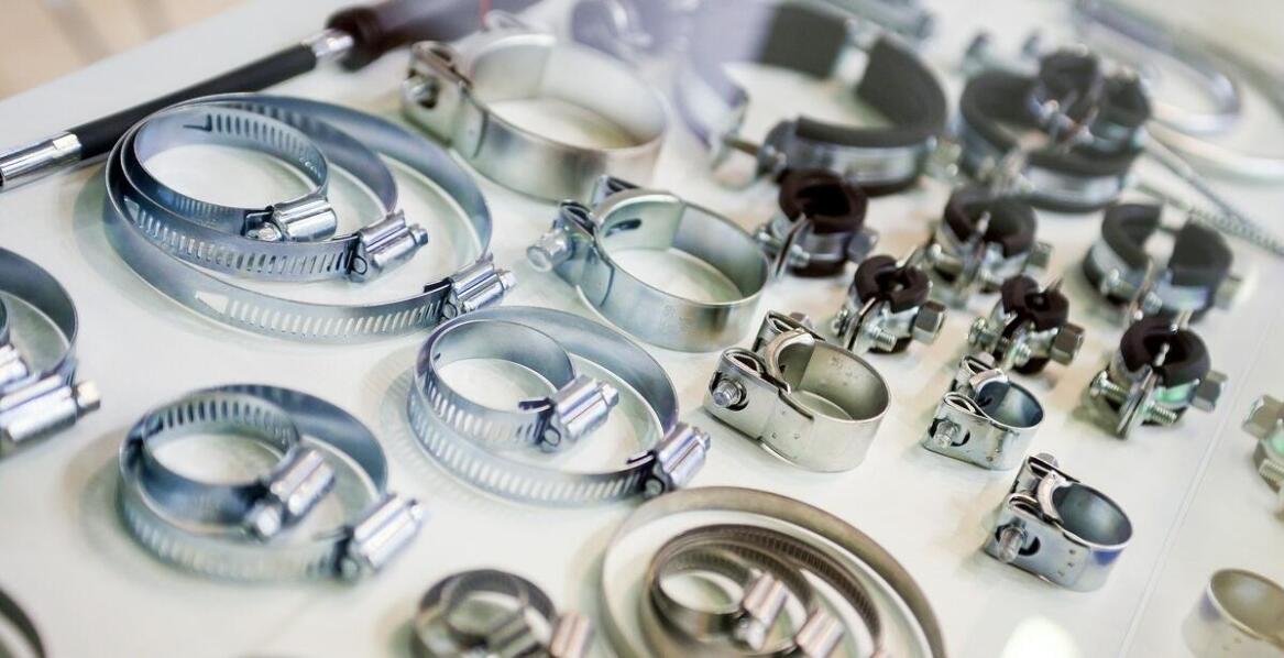 Jak sprężyny agrafkowe wspierają procesy transportowe w przemyśle?