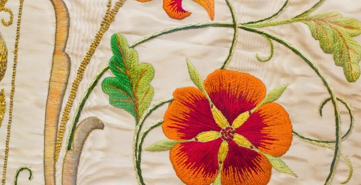 Jak plisowanie tkanin wpływa na estetykę współczesnej mody?