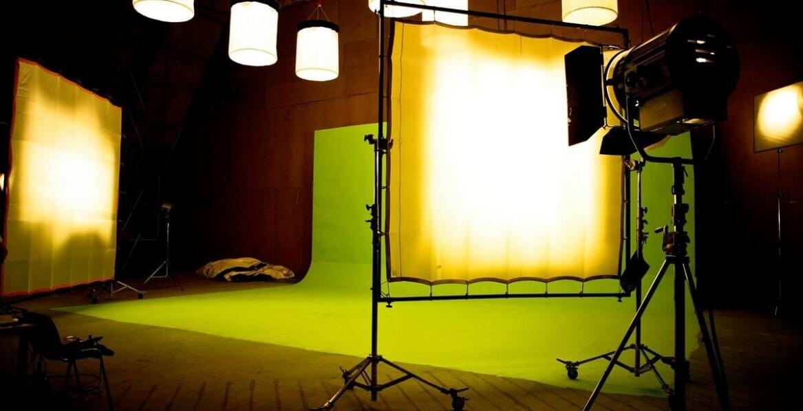 Wpływ kolorystyki na nastrój w scenografii teatralnej